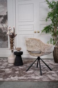 Beige eetkamerstoel met een zwart onderstel en een kuipzitting