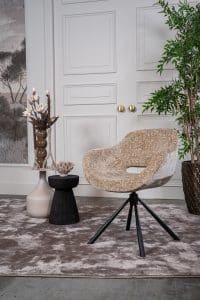 Beige eetkamerstoel met een zwart onderstel