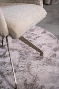 Beige eetkamerstoel met armleuning Bowie detail van Room108