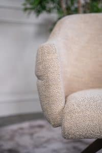 Beige eetkamerstoel met armleuning Bowie detail van Room108