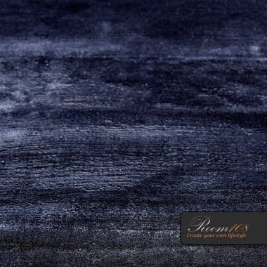 Maatwerktapijt Flow Blauw Navy is er een van onze collectie tapijten. Tapijt Flow Blauw Navy is een prachtige laagpolig tapijt dat geheel op maat te maken is. Het tapijt is een navy blauwe kleur die past in bijvoorbeeld een luxe en chique interieur! Tapijt Flow is perfect voor in de woonkamer of slaapkamer voor een warme sfeer.