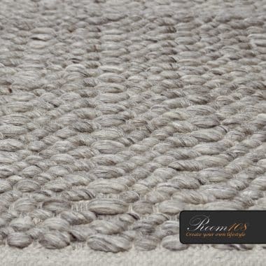 Maatwerktapijt Loft in de kleur NT-grijs is een van onze tapijten collectie. Tapijt Loft heeft een gevlochten textuur wat het wat speels maakt, waardoor het in verschillende interieurstijlen past. De lichte naturel grijze kleur geeft het tapijt een natuurlijk tintje en matcht met vrijwel alle andere kleuren in huis!