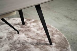 De rechthoekige eettafel Granville met diagonale hoekpoten van Room108.