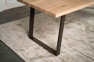 De rechthoekige eettafel Granville met een schuine U-poot van Room108.