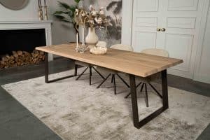 De rechthoekige eettafel Granville met een schuine U-poot van Room108.