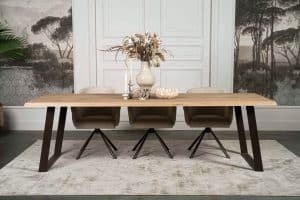 De rechthoekige eettafel Granville met een schuine U-poot van Room108
