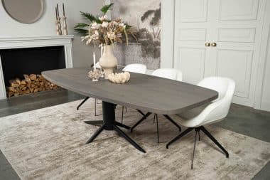 De Deens ovale eettafel Montpellier met Hercules poot van Room108.