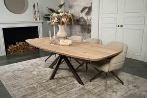 De Deens ovale eettafel Montpellier met a-symmetrische Spinpoot van Room108.