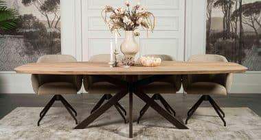 De Deens ovale eettafel Montpellier met a-symmetrische Spinpoot van Room108.