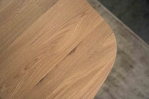 De Deens ovale eettafel Montpellier met ovale houten poot van Room108.