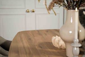 De Deens ovale eettafel Montpellier met ovale houten poot van Room108.