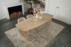 De Deens ovale eettafel Montpellier met ovale houten poot van Room108