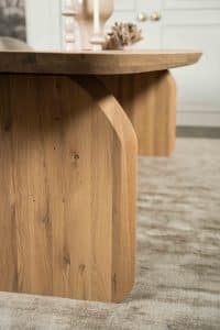 De Deens ovale eettafel Montpellier met ovale houten poot van Room108.