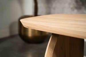 De Deens ovale eettafel Montpellier met ovale houten poot van Room108.