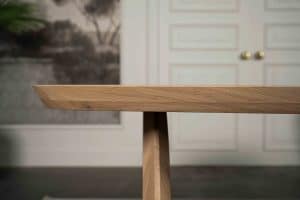 De Deens ovale eettafel Montpellier met ovale houten poot van Room108.