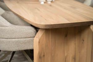 De Deens ovale eettafel Montpellier met ovale houten poot van Room108.