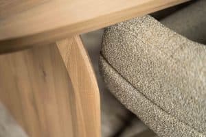 De Deens ovale eettafel Montpellier met ovale houten poot van Room108.