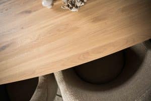 De Deens ovale eettafel Montpellier met ovale houten poot van Room108.