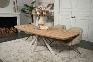 De Deens ovale eettafel Montpellier met een witte/crème Spinpoot van Room108.