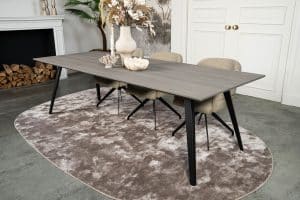 De rechthoekige eettafel Granville met diagonale hoekpoten van Room108.
