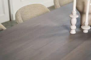 De rechthoekige eettafel Granville met diagonale hoekpoten van Room108.