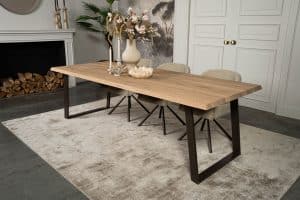 De rechthoekige eettafel Granville met een schuine U-poot van Room108.