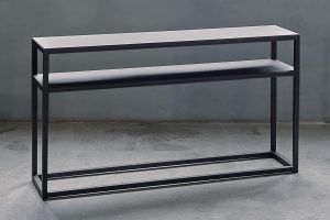 De Heavy Metal Sidetable 140 van Room108 is een aanwinst voor je interieur. Decoreer hem met een plant of een grote vaas met (kunst)bloemen.