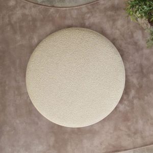 De ronde hocker Ø 100x30 in een mooie toevoeging aan jouw interieur en past helemaal in de woontrends van nu.