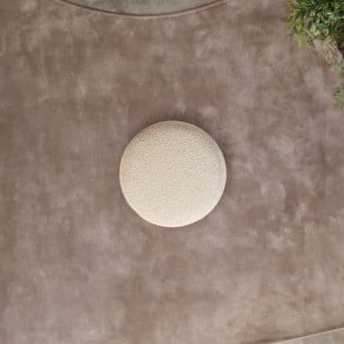 De ronde hocker Ø 50x34 in een mooie toevoeging aan jouw interieur en past helemaal in de woontrends van nu.