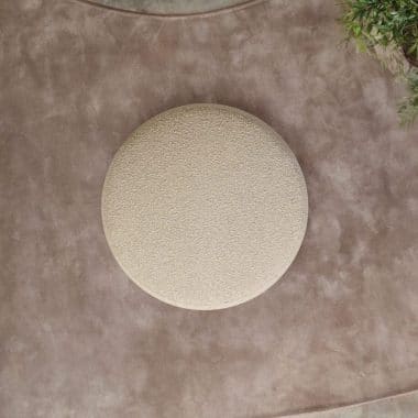 De ronde hocker Ø 80x30 in een mooie toevoeging aan jouw interieur en past helemaal in de woontrends van nu.