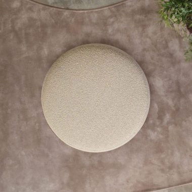 De ronde hocker Ø 90x30 in een mooie toevoeging aan jouw interieur en past helemaal in de woontrends van nu.