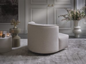 Beige fauteuil met opstaande stiknaad in natural interieur