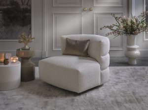 Beige draaifauteuil in natural interieur
