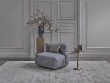 Blauwe fauteuil in specials stof en gouden woonnaccessoires