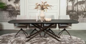 De Deens ovale slanke eettafel Bordeaux met metalen mikado poot van Room108.