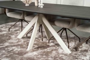 De Deens ovale slanke eettafel Bordeaux met ovale spinpoot van Room108.
