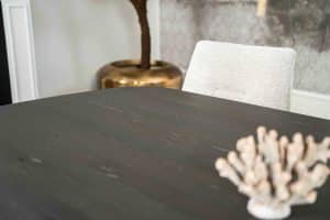 De Deens ovale slanke eettafel Bordeaux met ovale spinpoot van Room108.