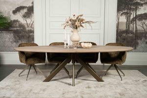 De ovale eettafel Marseille met een spinpoot koker ovaal van Room108.