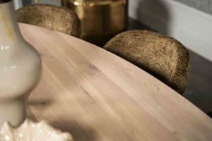 De ovale eettafel Marseille met een spinpoot A-symmetrisch van Room108.