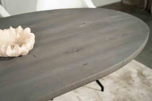 De ovaal rechte eettafel Toulouse met een Hercules poot van Room108.