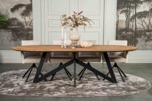 De ovaal rechte eettafel Toulouse met een spinpoot WX van Room108