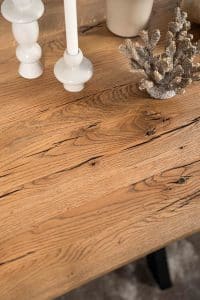 De ovaal rechte eettafel Toulouse met een spinpoot WX van Room108