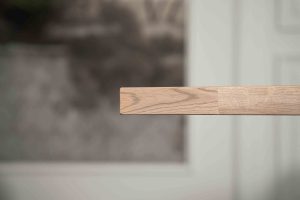 De half ovale eettafel Nice met een taps toelopende spinpoot van Room108