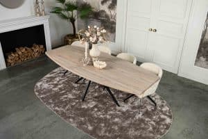 De half ovale eettafel Nice met een taps toelopende spinpoot van Room108
