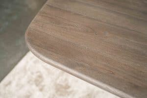 De Deens ovale slanke eettafel Bordeaux met metalen mikado poot van Room108.
