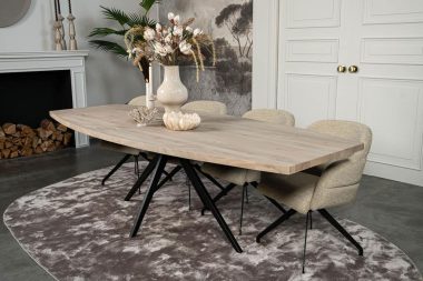 De half ovale eettafel Nice met een taps toelopende spinpoot van Room108