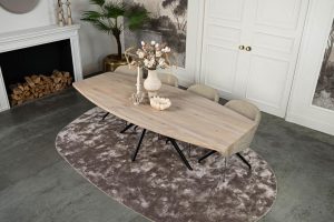 De half ovale eettafel Nice met een taps toelopende spinpoot van Room108