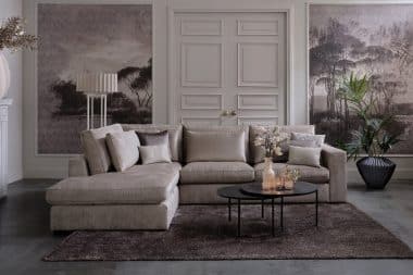 Beige hoekbank in luxe interieur en interieurstyling.