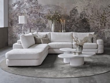 Witte hoekbank met ottomane met natural interieurstyling