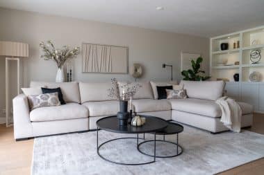 Wil je wonen in de stijl van @bij_spiertjes_thuis? Kies dan voor de bank zoals die bij Monique thuis staat. Hoekbank Elena zal dan ook zeker dé eye-catcher van jouw woonkamer gaan worden!